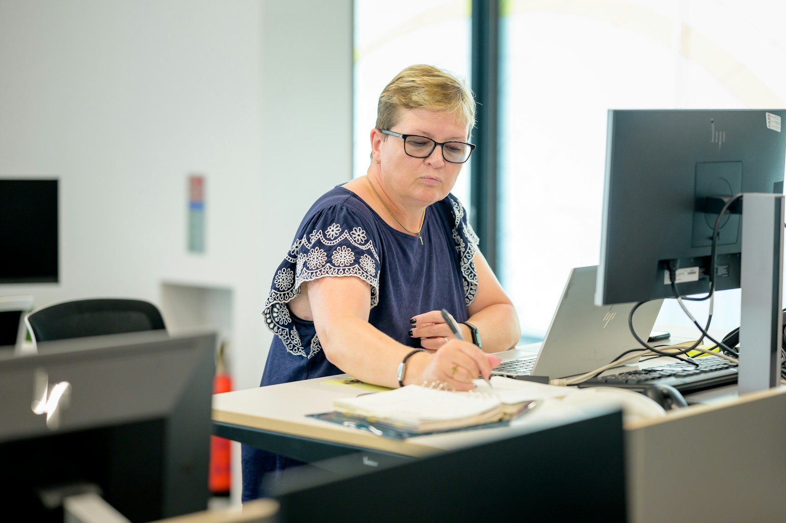 een vrouw achter haar bureau